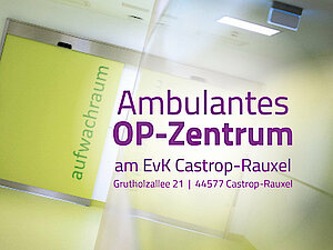 Schild für das Ambulanter OP-Zentrum im EvK Castrop-Rauxel, mit Adresse und dem Wort "aufwachraum" auf einer grünen Wand.